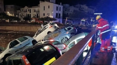 Una riada arrastra 32 coches en Cadaqués durante la madrugada