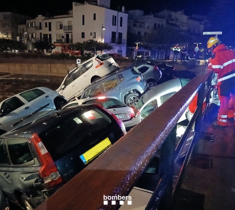 Una riada arrastra 32 coches en Cadaqués durante la madrugada