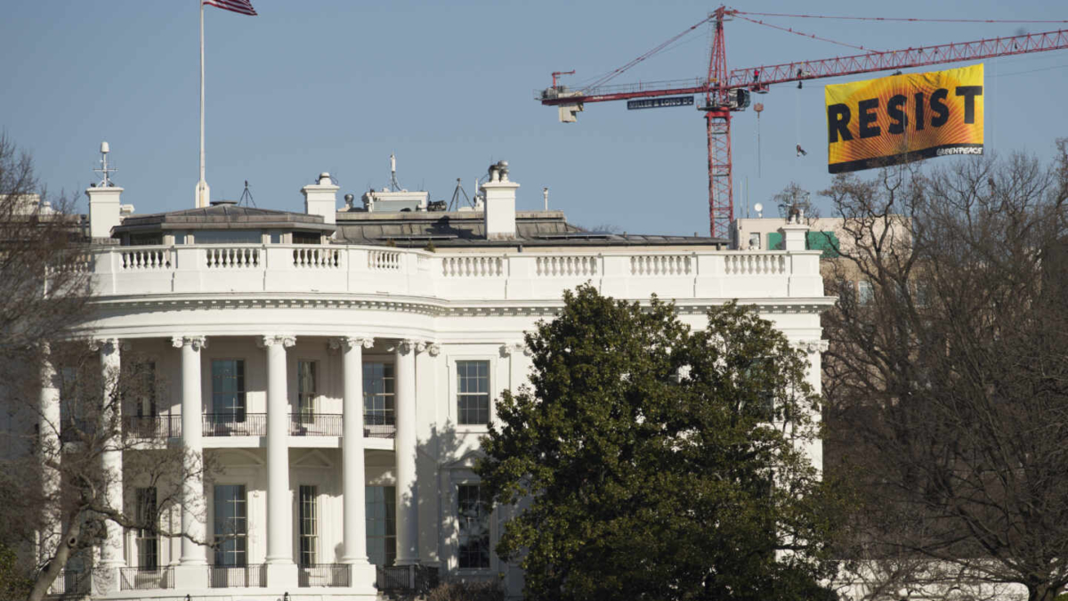 Greenpeace desplegó este banner cuando llegó Trump a la Casa Blanca en 2017.