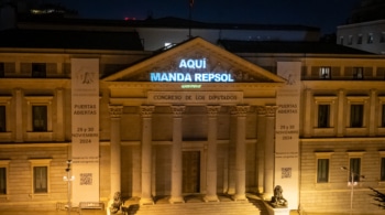 “Aquí manda Repsol”: el mensaje que Greenpeace ha proyectado en el Congreso de los Diputados