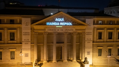 “Aquí manda Repsol”: el mensaje que Greenpeace ha proyectado en el Congreso de los Diputados