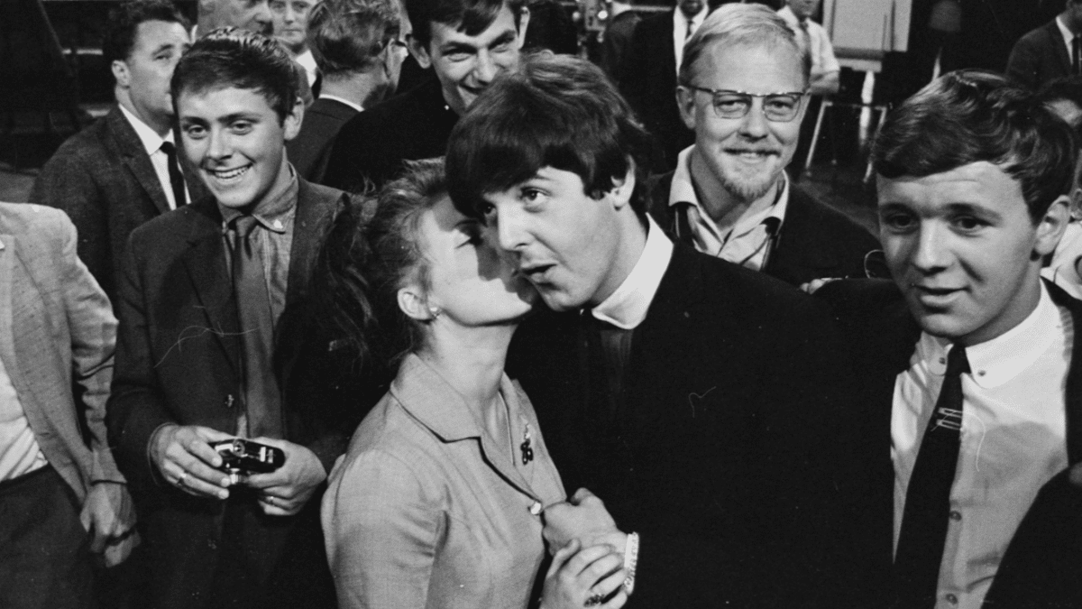 Una fan besa amorosamente a Paul McCartney antes de una actuación de Los Beatles en la televisión holandesa en 1964.