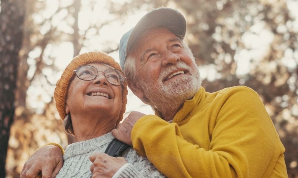 Primer plano de un hombre y una mujer senior