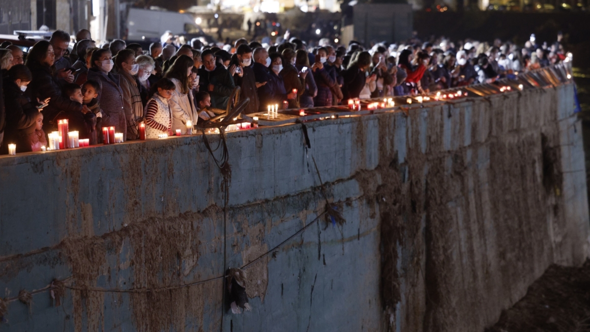 Asistentes portan velas en el homenaje en el barranco del Poyo