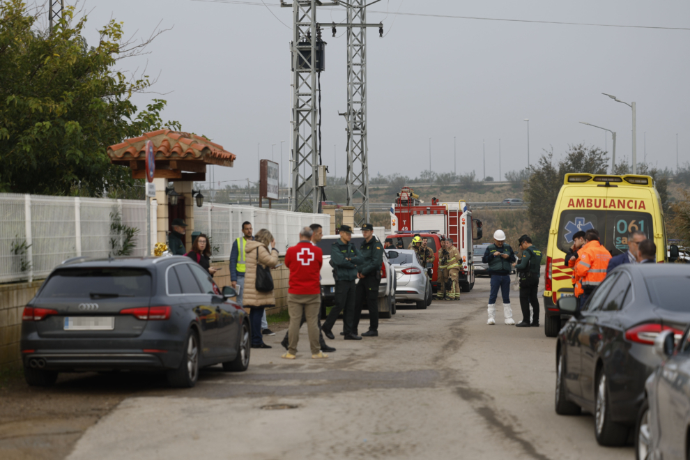 Miembros de los servicios de emergencia a las puertas de una residencia de mayores en Villafranca de Ebro (Zaragoza)