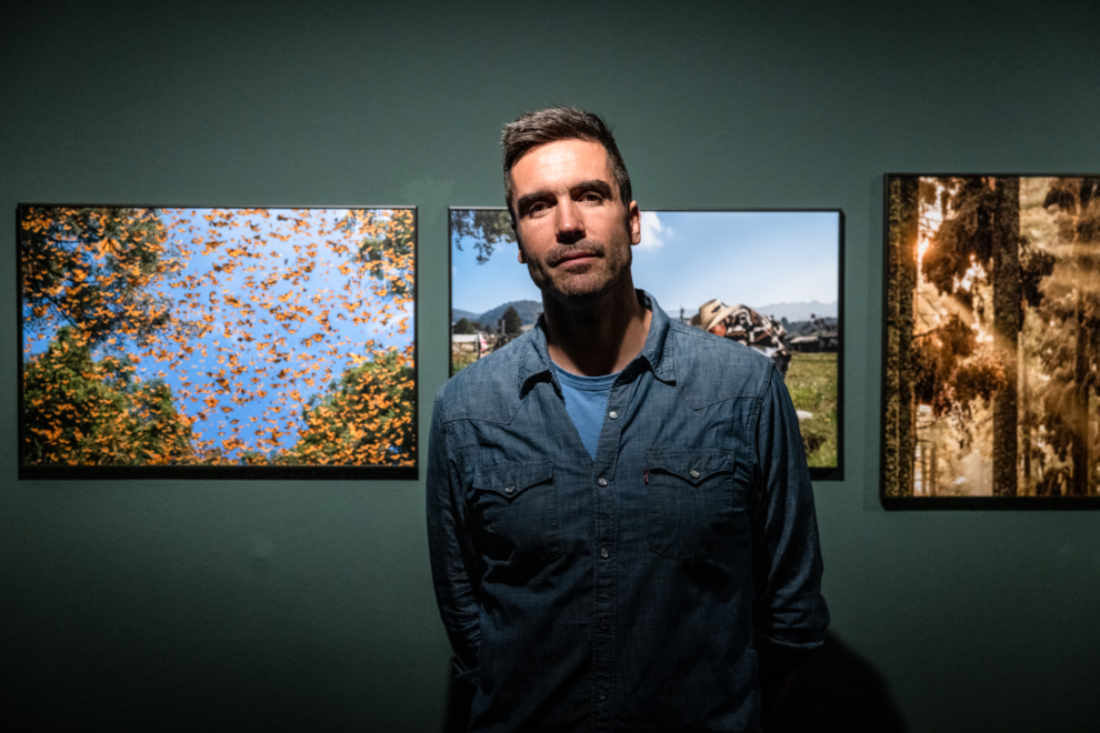 Jaime Rojo, ganador de uno de los World Press Photo 2024, ante la fotografía premiada, una imagen de las mariposas monarca de Michoacán realizada para 'National Geographic'.