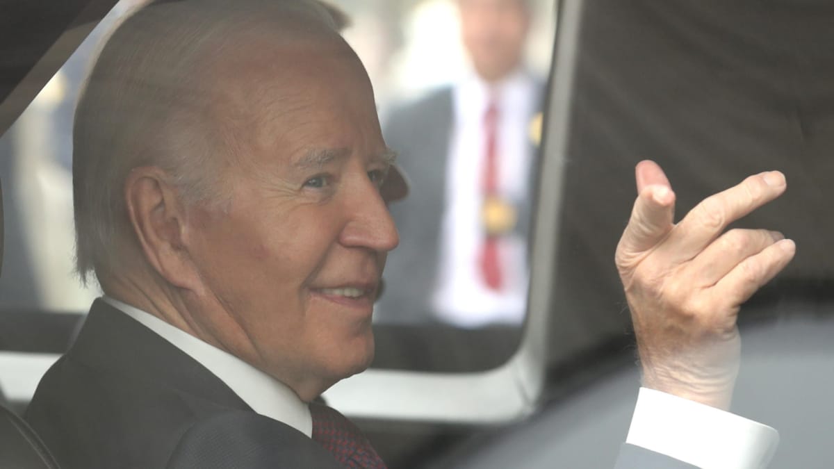 El presidente estadounidense, Joe Biden, saluda a su llegada al Centro de Convenciones este sábado en Lima (Perú).