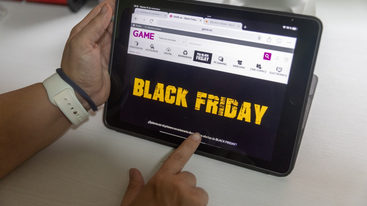 Un joven mira una web de compras online en Black Friday