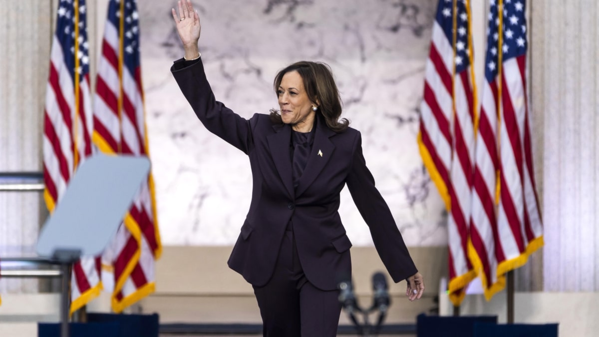 La vicepresidenta estadounidense Kamala Harris asiste a hablar después de conceder la carrera presidencial estadounidense al presidente electo Donald Trump