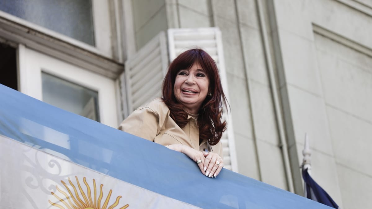 Cristina Kirchner saluda a sus partidarios desde el balcón del Instituto Patria tras confirmarse la sentencia firme contra ella por corrupción.