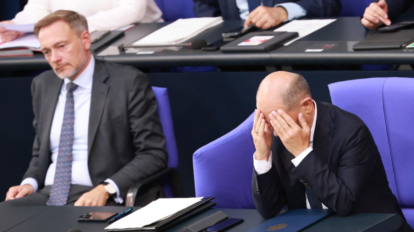 Christian LIndner (i) junto al canciller Scholz en el Bundestag