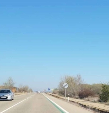 Carretera con líneas verdes pintadas según la normativa de la DGT