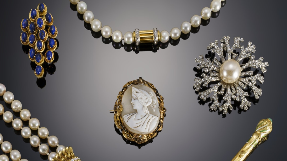 Algunas de las piezas, con diamantes y perlas, que se subastan en Magna Art Auctions.