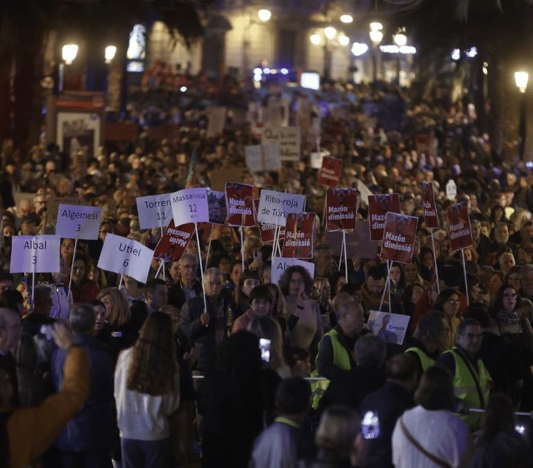 Miles de personas vuelven a pedir en Valencia la dimisión de Mazón