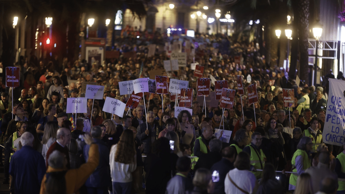 Una multitud en Valencia este sábado durante la manifestación contra Mazón.