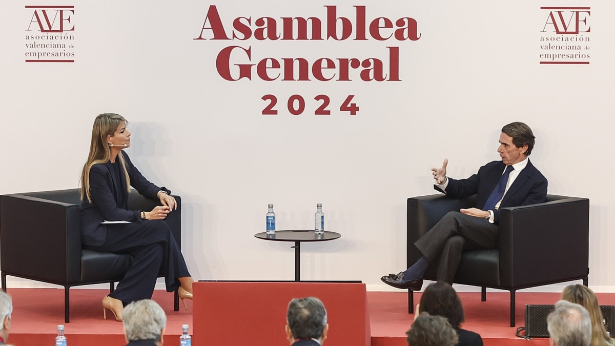 La periodista Maribel Vilaplana entrevista al expresidente del Gobierno José María Aznar durante la asamblea general de la Asociación Valenciana de Empresarios (AVE) el pasado 28 de febrero de 2024.