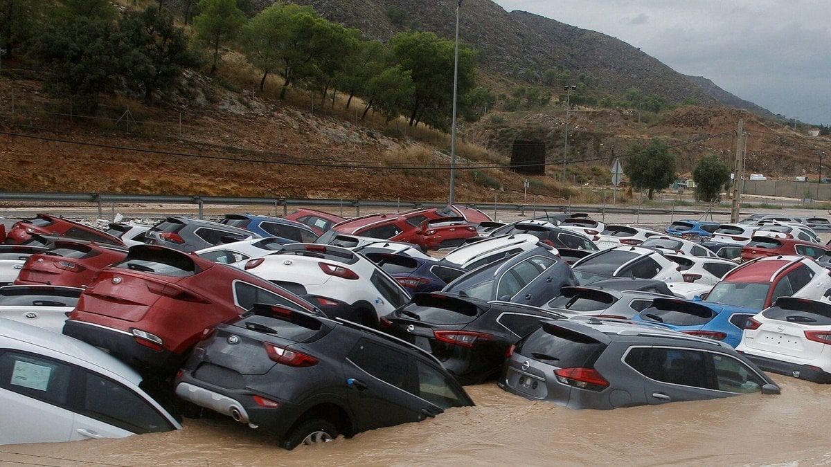 Coches inundados y arrastrados por la DANA en la Comunidad Valenciana /EFE