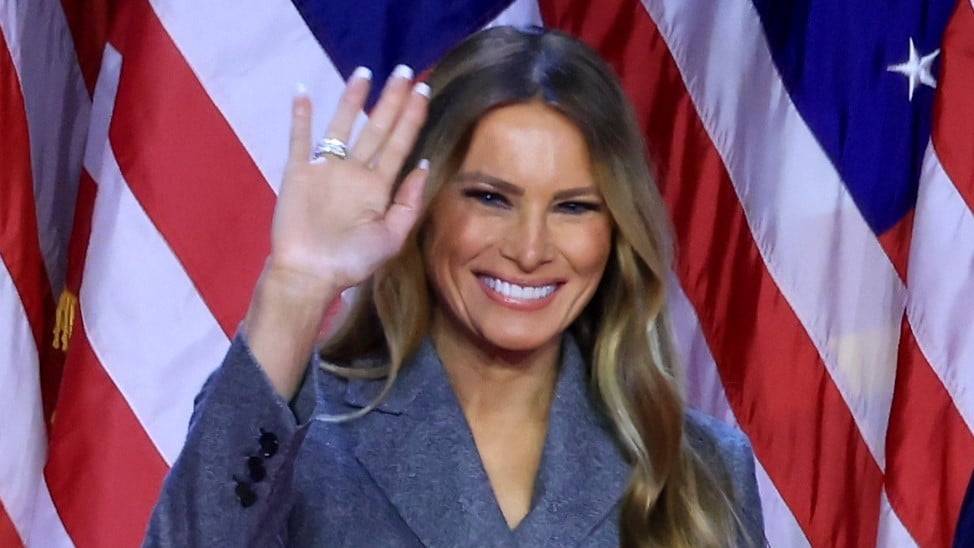 Una intrigante Melania recupera la sonrisa con la victoria de Donald Trump: lo que su look dice de su nueva actitud