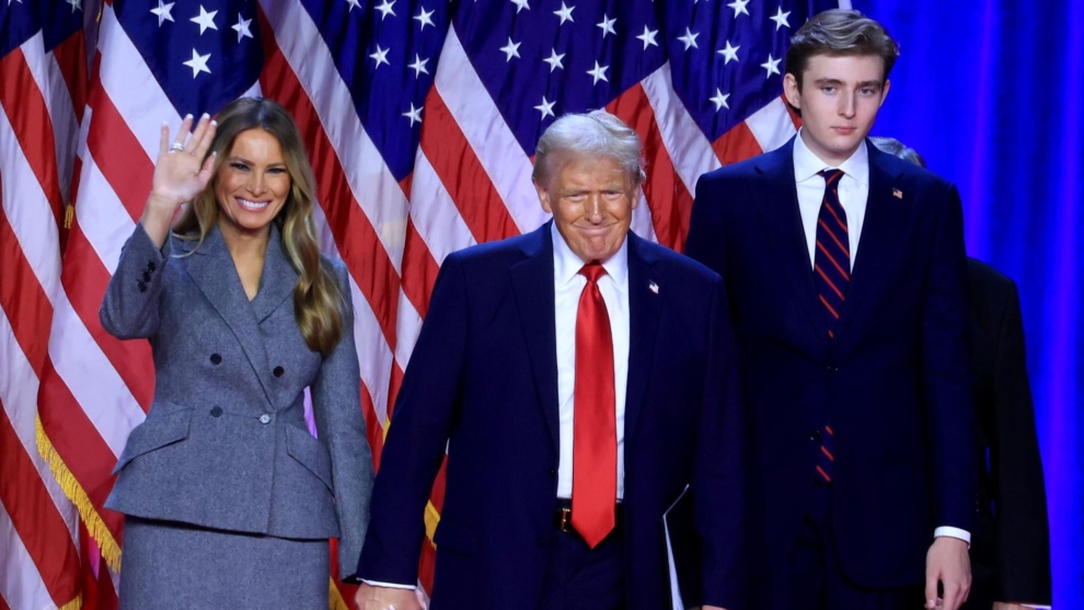 Donald Trump y Melania celebran la victoria cogidos de la mano y junto a su hijo Barron.