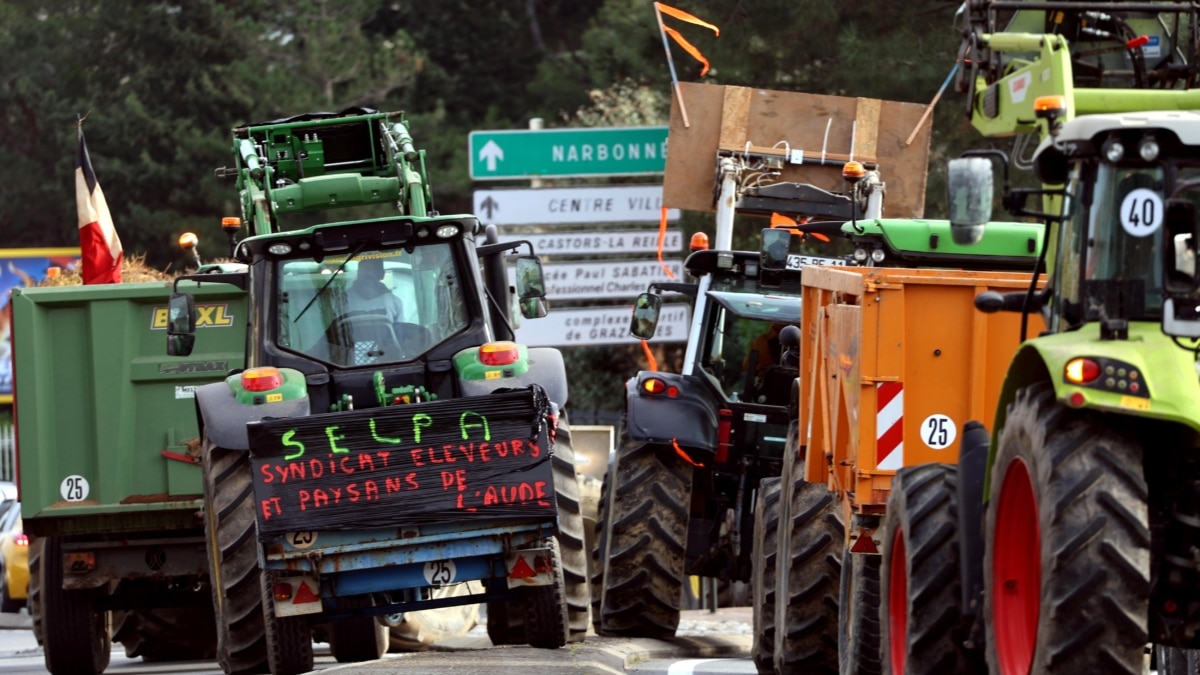 Los agricultores franceses con un tractor asisten a una protesta en Carcassonne