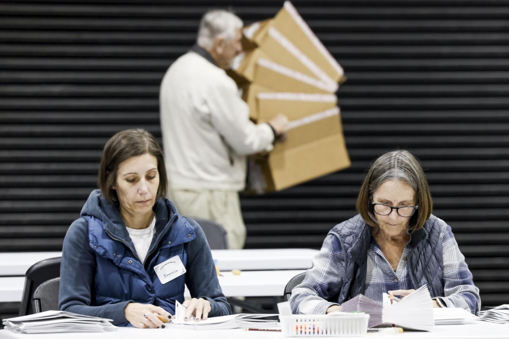 Dos trabajadoras organizan papeletas para que después sean contadas en el Centro de Extracción Electoral de Martinez, California, el pasado martes.