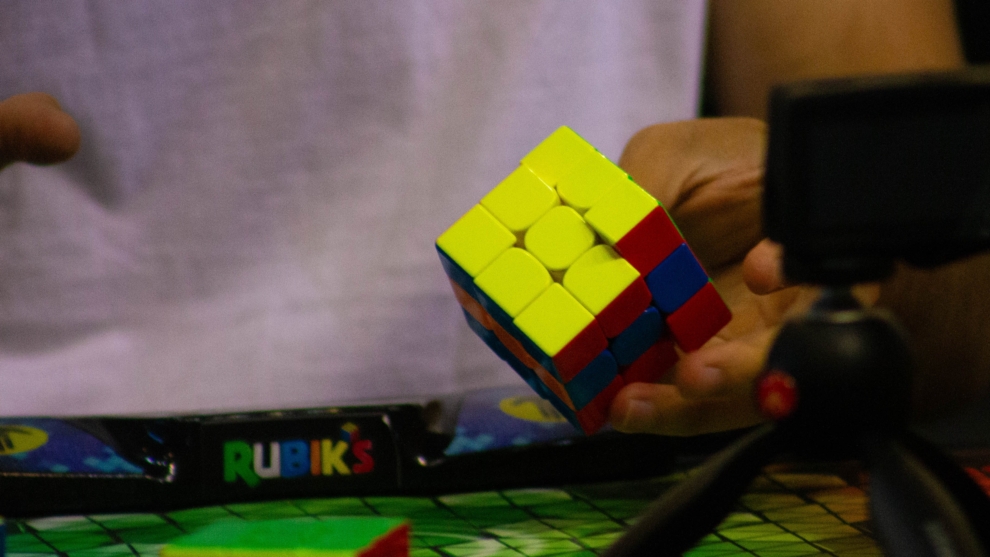 Un concursante del Campeonato Europeo de 2024, que tuvo lugar en julio de este año en Pamplona, resuelve un cubo de Rubik