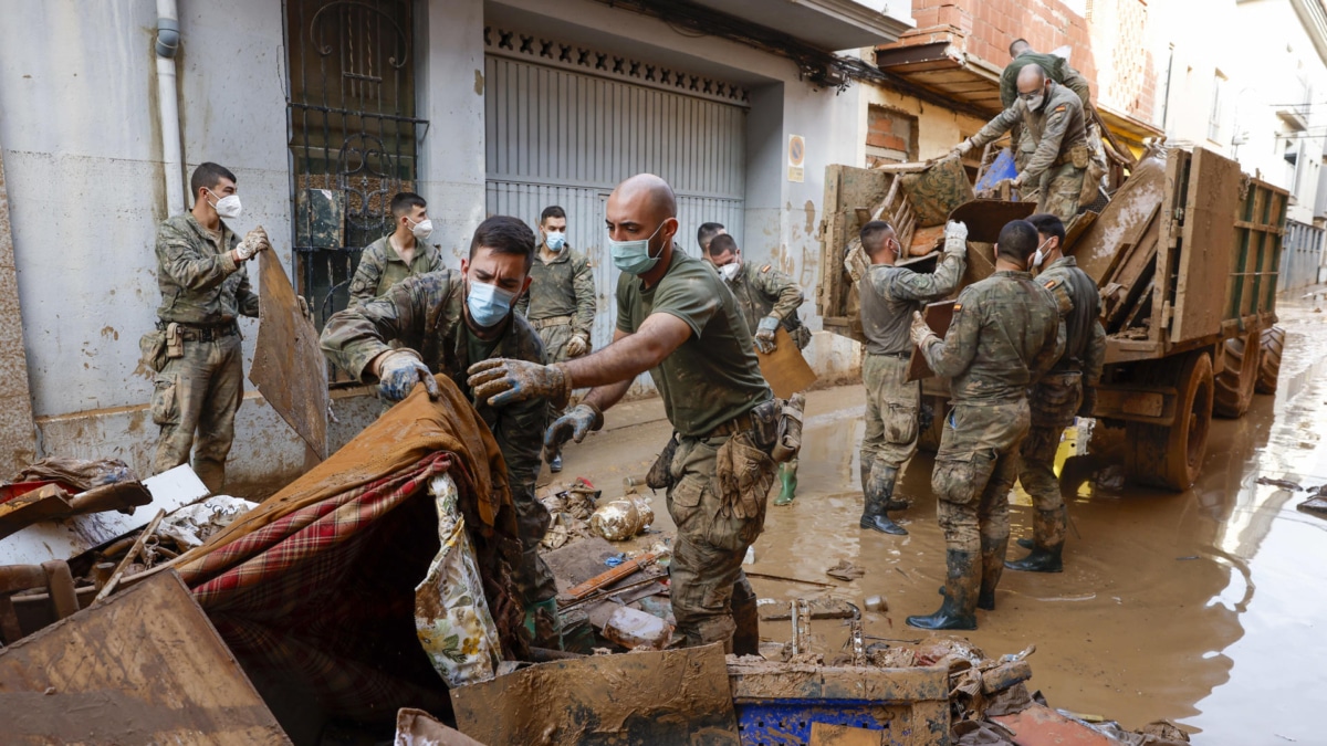 El fango político salpica a las Fuerzas Armadas