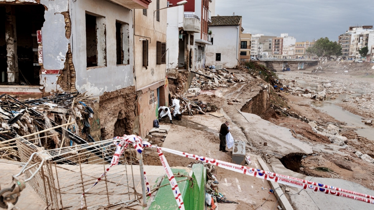 Un hombre en una zona afectada por la DANA en Paiporta (Comunidad Valenciana)