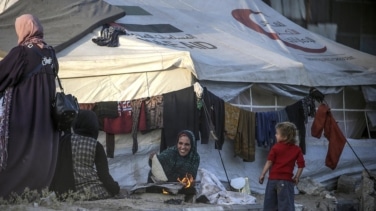 Sin compresas ni anestesia para parir, la otra guerra que libran las mujeres de Gaza