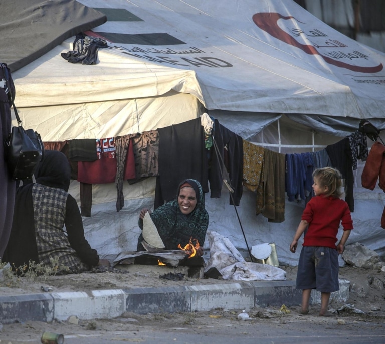 Sin compresas ni anestesia para parir, la otra guerra que libran las mujeres de Gaza