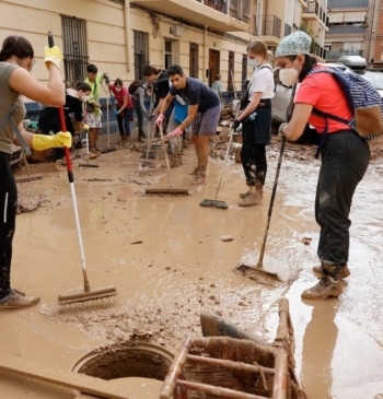 No caigas en las estafas y fraudes tras la DANA, todo lo que tienes que saber /EFE