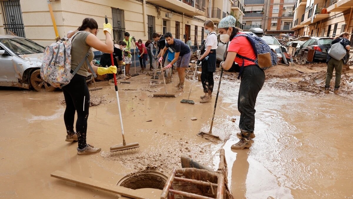 No caigas en las estafas y fraudes tras la DANA, todo lo que tienes que saber /EFE