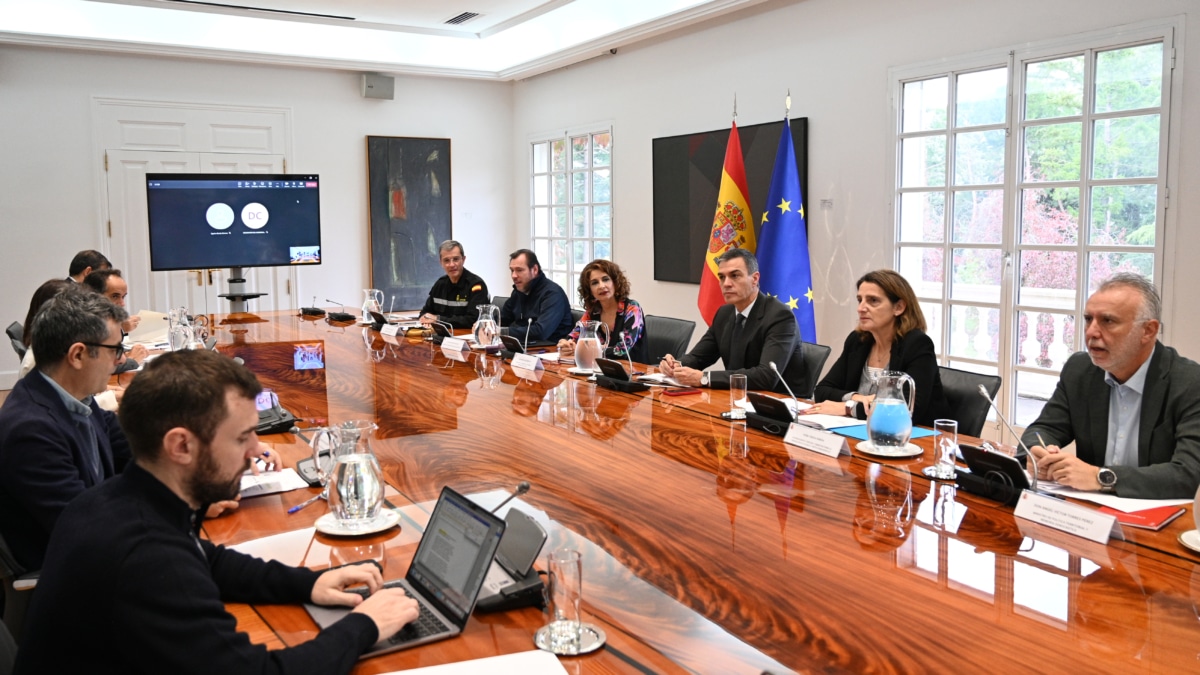 El presidente del Gobierno, Pedro Sánchez, flanqueado por las vicepresidentas María Jesús Montero y Teresa Ribera, durante la reunión del comité de crisis de seguimiento de los efectos de la DANA, este 2 de noviembre de 2024.