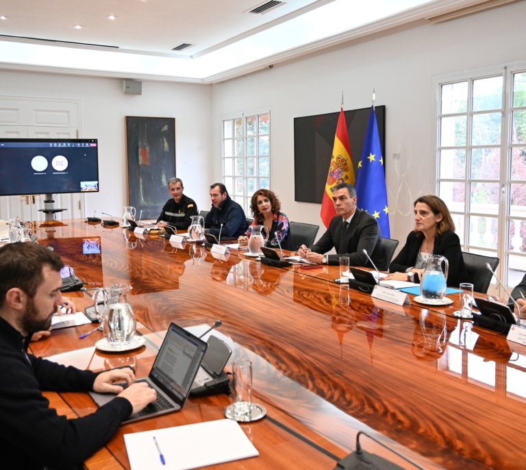 Sánchez anuncia el envío de 5.000 militares más y otros 5.000 policías y guardias civiles a Valencia, pero renuncia a tomar el control de la situación