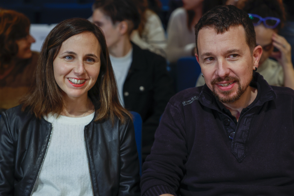 La secretaria general de Podemos, Ione Belarra (i), junto al ex vicepresidente del Gobierno Pablo Iglesias (d), asisten a la presentación del libro de la exministra y eurodiputada de Podemos Irene Montero