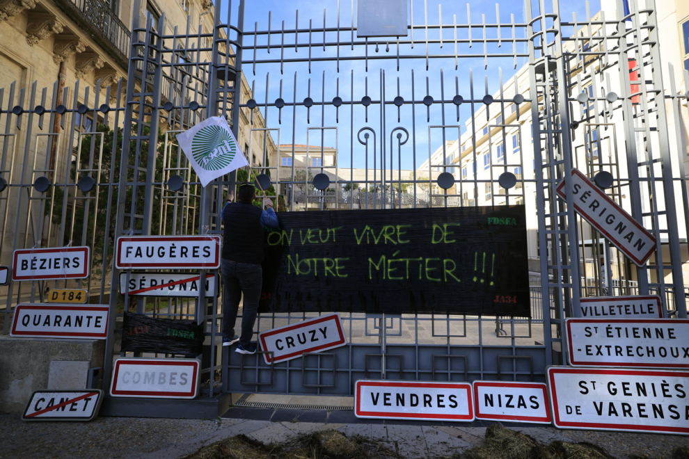 Una pancarta de los agricultores franceses en la prefectura de Montpellier contra el acuerdo UE-Mercosur: "Queremos vivir de nuestra profesión"