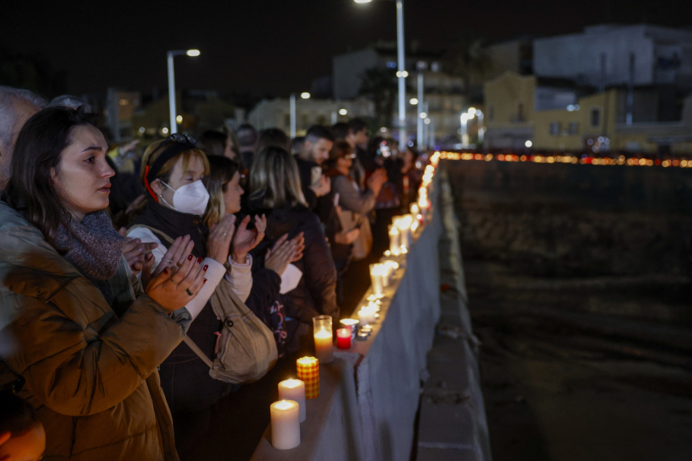 Asistentes portan velas en el homenaje en el barranco del Poyo a los fallecidos por la dana que arrasó parte de la zona