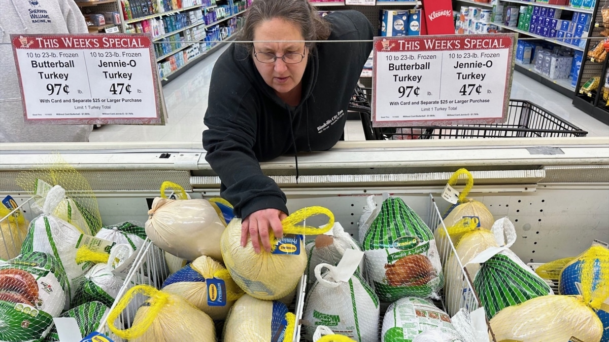 Una mujer escoge un pavo para celebrar Acción de Gracias en un supermercado de Racine, Wisconsin.