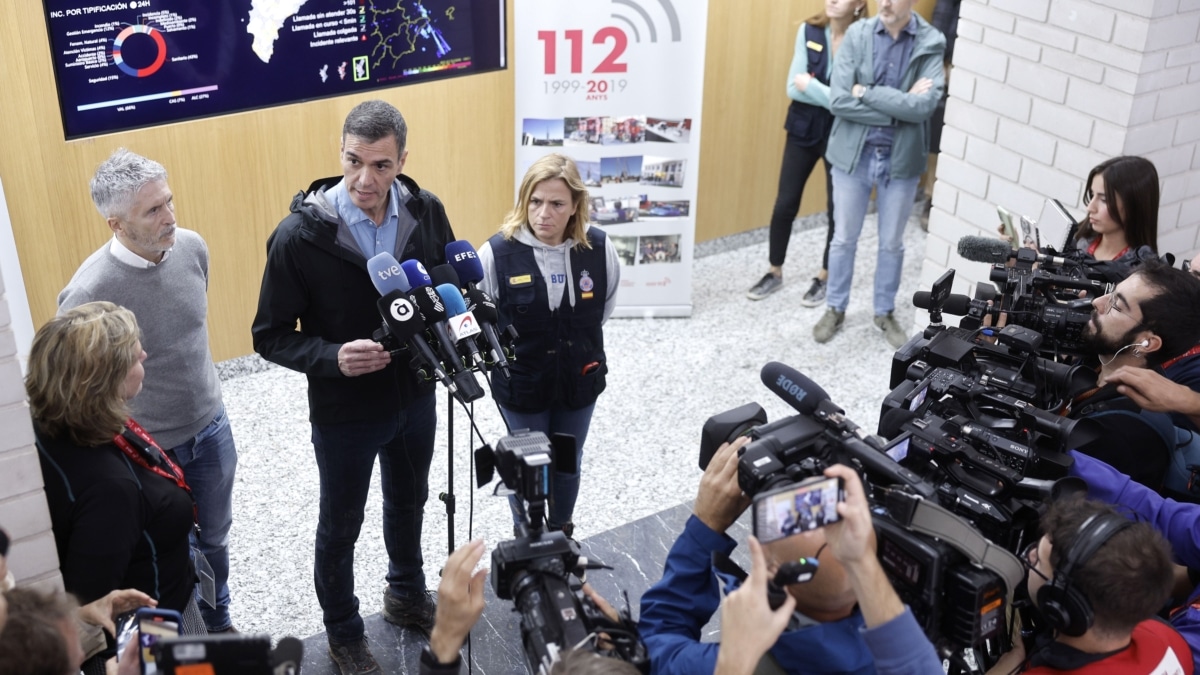 EL presidente del Gobierno, Pedro Sánchez, junto al ministro del Interior, Fernando Grande Marlaska realiza declaraciones a la prensa en el Centro de Emergencias de la Generalitat valenciana