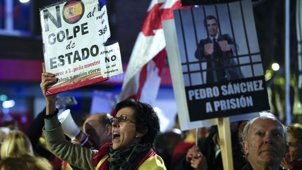 Concentración en las proximidades de la sede del PSOE en Ferraz a la que han asistido unas decenas de personas