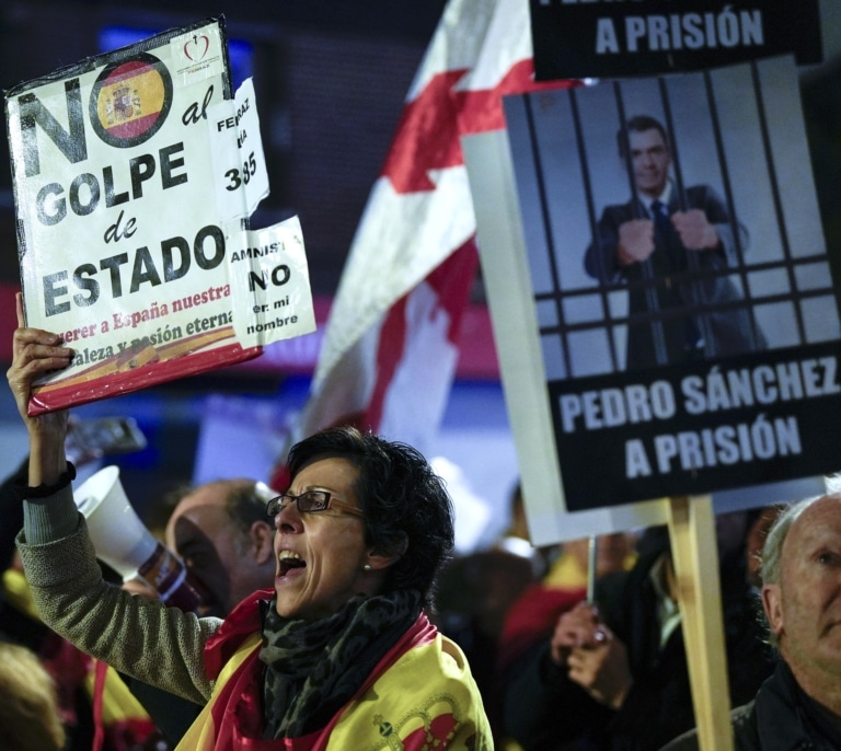 Cientos de personas se manifiestan en Ferraz para pedir la dimisión de Sánchez: "Este Gobierno tiene que caer"