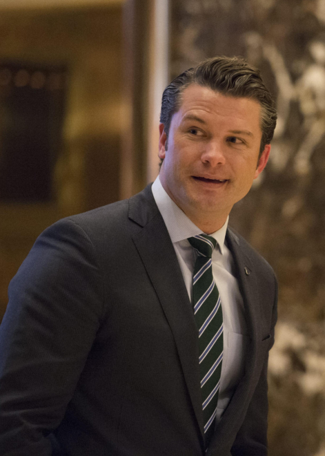 El presentador de la cadena Fox Pete Hegseth, a su llegada a la Trump Tower en 2016.