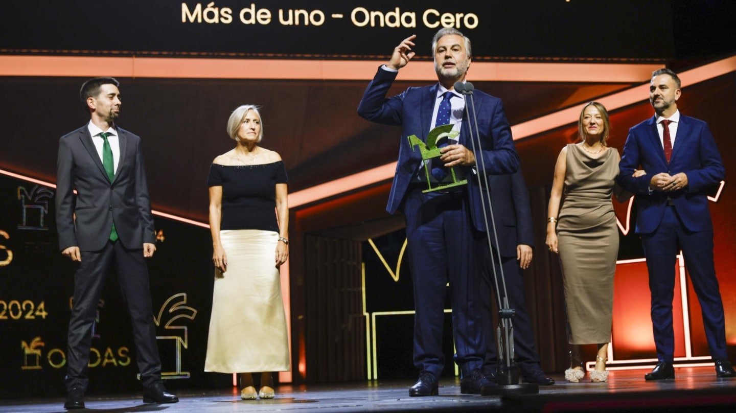 El periodista Carlos Alsina y los miembros del programa 'El asesinato de Kennedy, 60 años después' recogen el Premio Ondas el jueves en Barcelona.