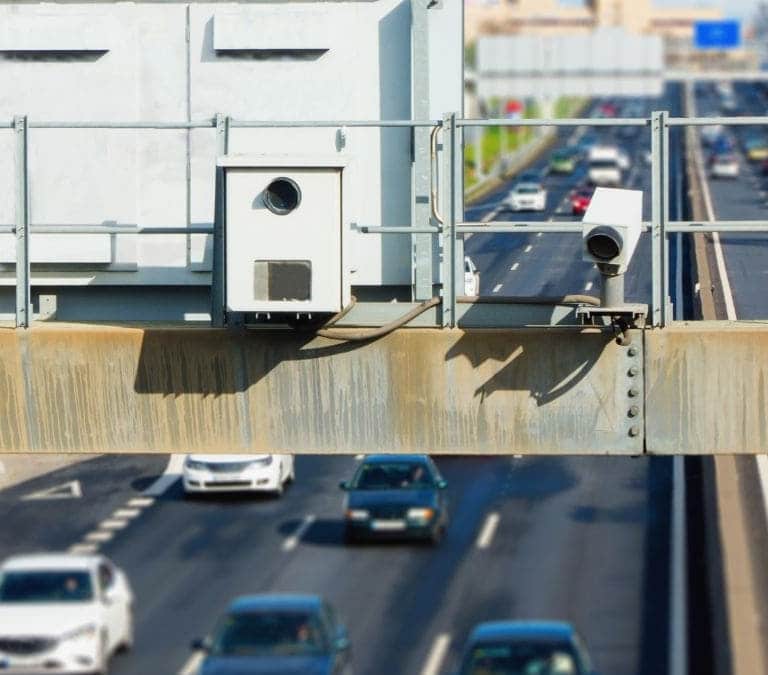 El sorprendente motivo por el que los radares de velocidad te fotografían por detrás