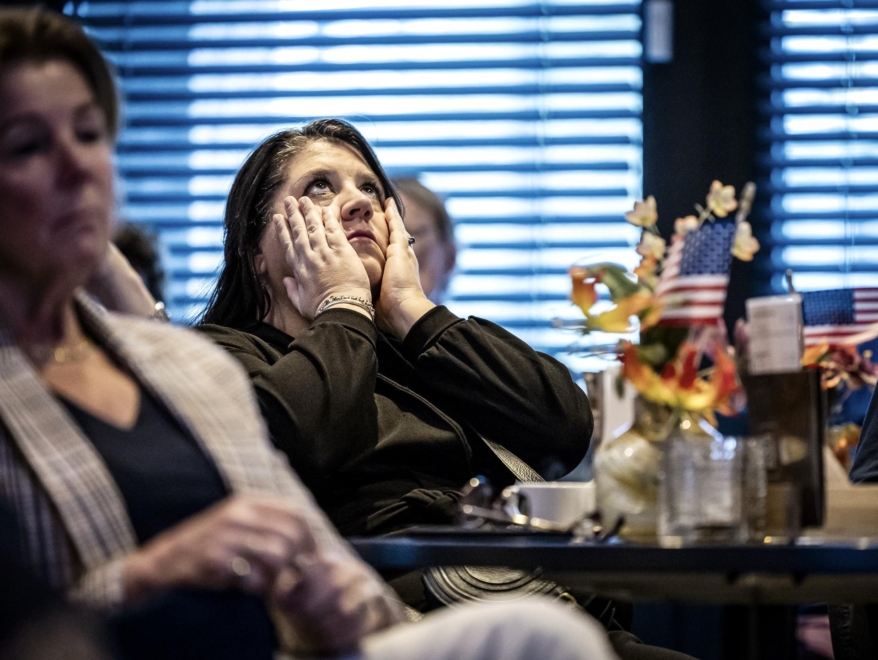 Una mujer reacciona al resultado de las elecciones estadounidenses en la noche del pasado martes. Centro de prensa de Nieuwspoort, La Haya, Países Bajos. 