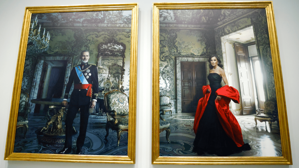 Foto sobre lienzo y marco dorado, los retratos reales realizados por Annie Leibovitz juegan a ser una pintura.