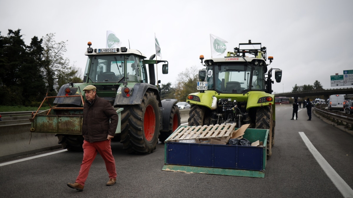 Agricultores franceses cortan la carretera N118 en Velizy Villacoublay, cerca de París (Francia)