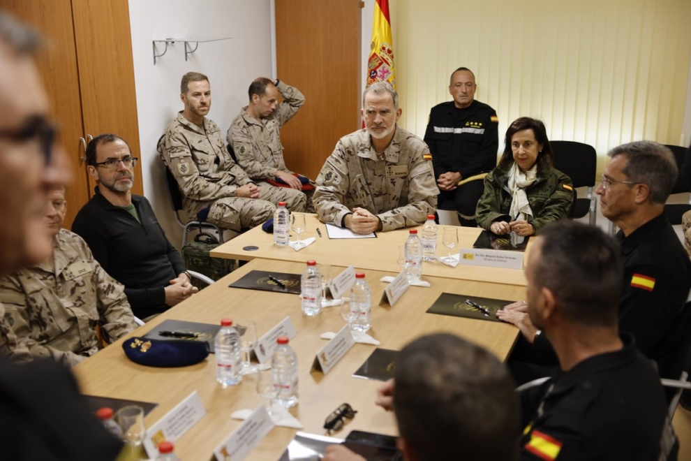 El Rey preside una reunión de trabajo en la Base de Bétera.