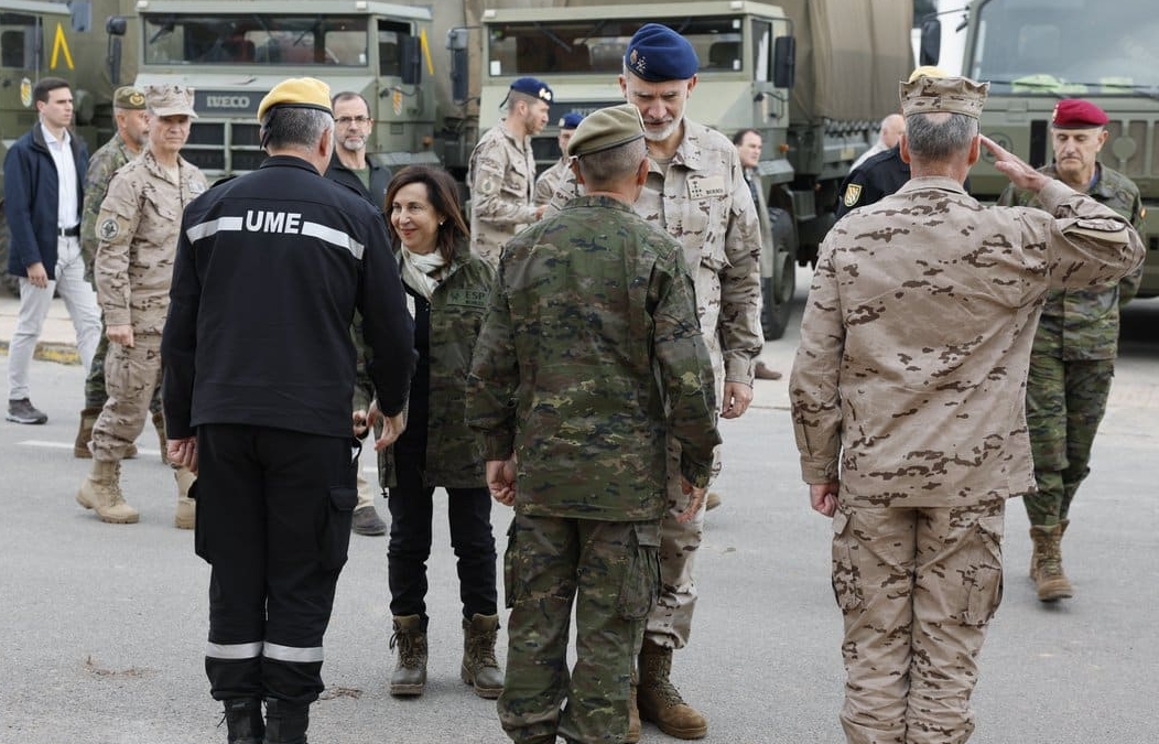 El Rey saluda en Valencia a los mandos militares encargados de la catástrofe de la DANA.