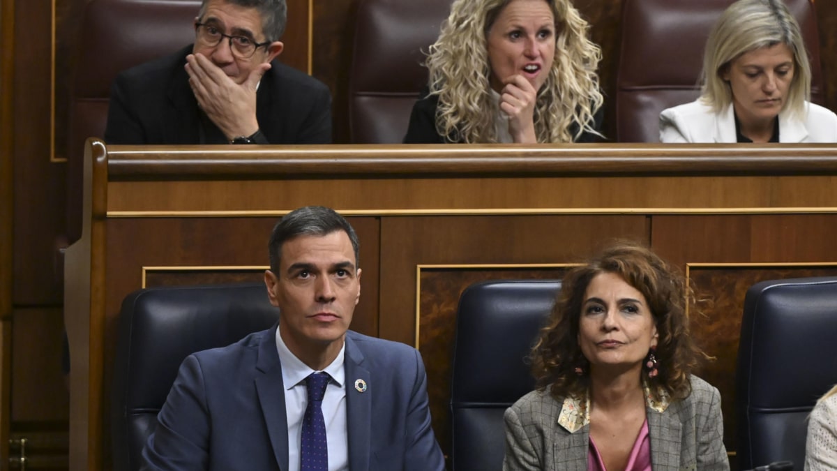 El presidente del Gobierno, Pedro Sánchez, y la vicepresidenta primera, María Jesús Montero, en pleno tras la declaración de De Aldama el jueves